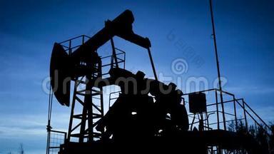 一个工业<strong>油</strong>泵千斤顶在现场<strong>抽油</strong>机剪影，石<strong>油</strong>业务.